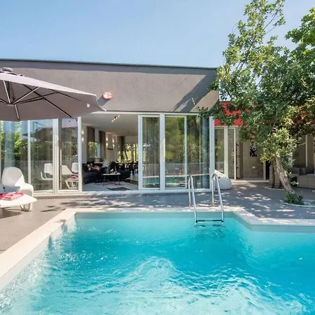 Villa Jure Mit Privatem Pool